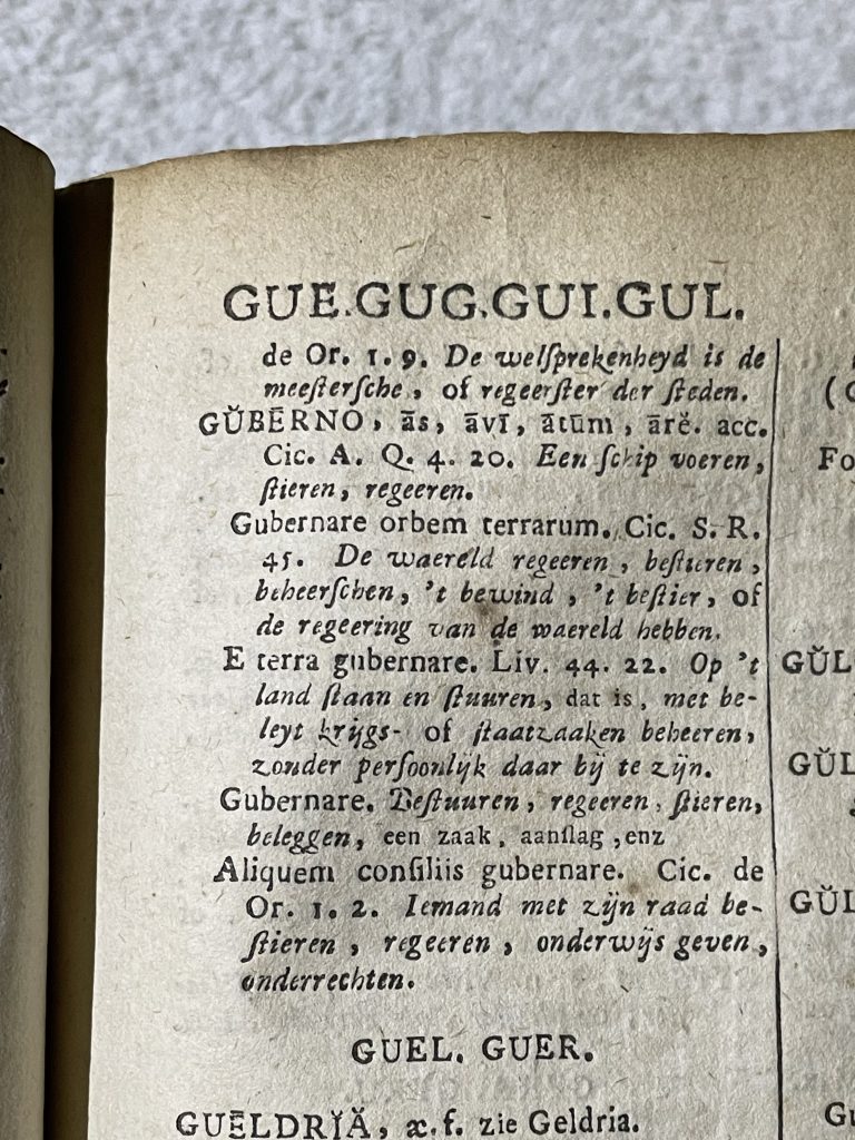 De foto komt uit Lexicon Latino-Belgicum Novum, 
Tachard & Pitisco, 1725, in gehavende staat op mijn
 boekenplank.